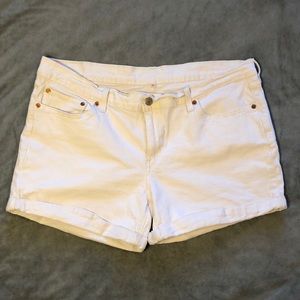 White Levi mid-rise shorts size 14 / 32